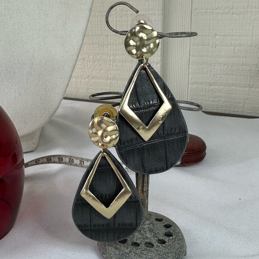 Teardrop gray black leather vibe earrings